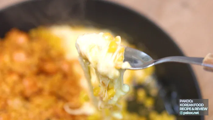 Maíz con queso y mantequilla con leche condensada, cremoso y dulce