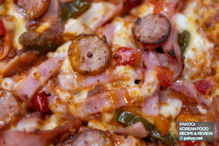 Pizza con base de salsa de tomate