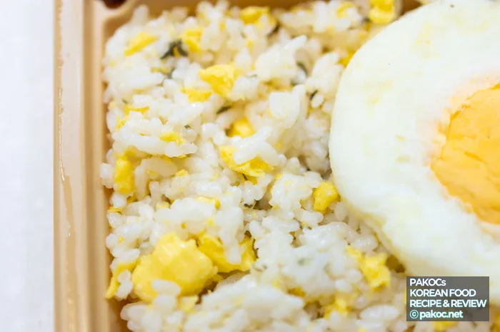 base sabrosa de arroz frito con huevo