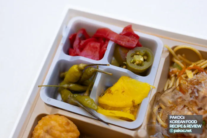 Caja variada con diversidad de guarniciones japonesas