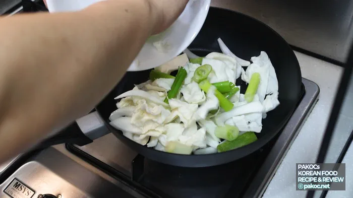 Budae stir-fry sauce preparation