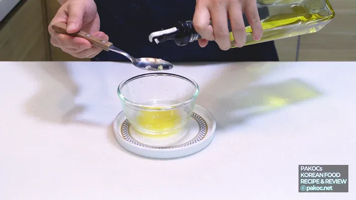 닭고기 식사 서빙 장면