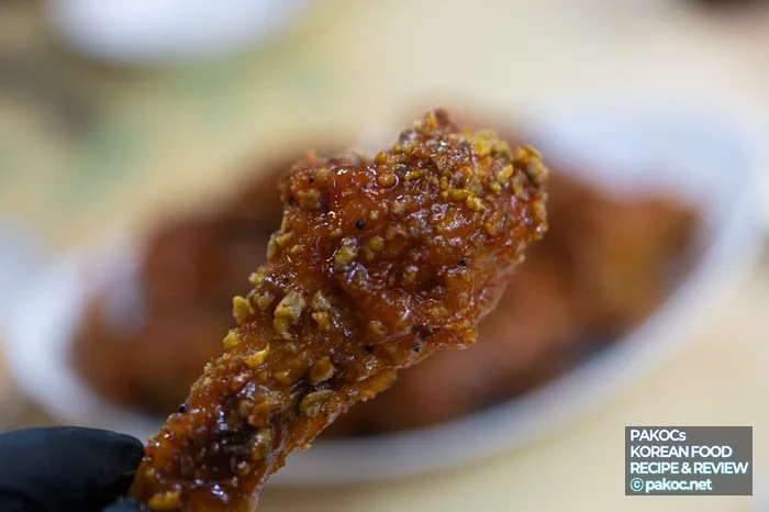 Pollo frito recubierto de salsa