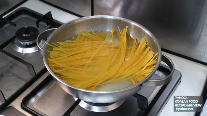 Plato de pasta con aire de fideos salteados