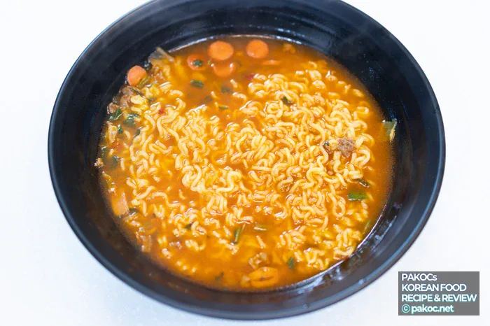 濃厚な牛骨スープのプデチゲラーメンの画像