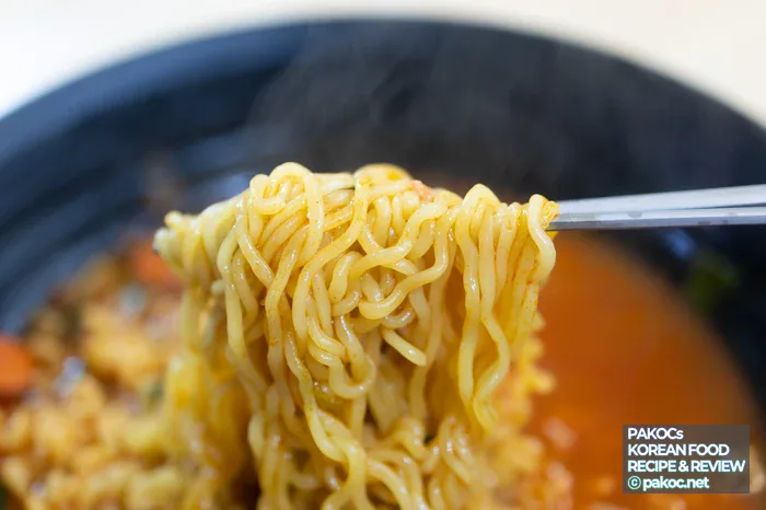 プデチゲラーメンの調理過程の画像