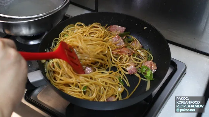 Dejando que la salsa empape la pasta cocida