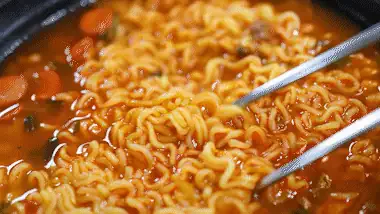 プデチゲラーメンの牛骨スープ強調の画像