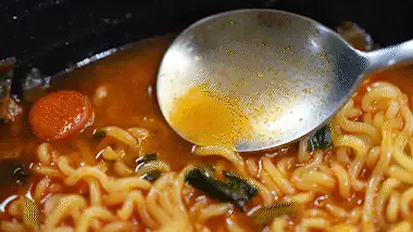 濃厚なスープのプデチゲラーメンの画像