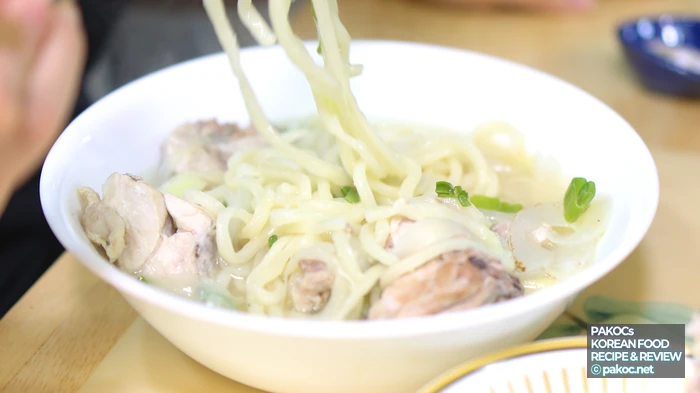 鶏肉を炒める調理工程