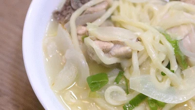 完成した鶏カルグクスのビジュアル写真